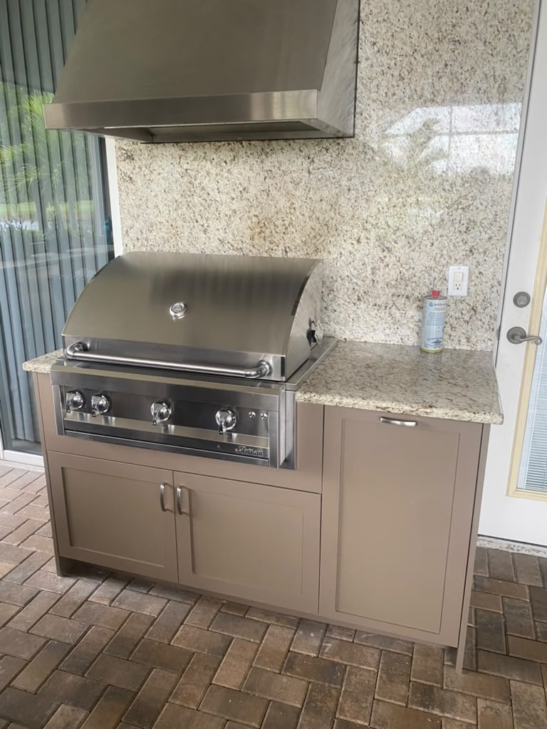Nutmeg outdoor grill station with Shaker door style